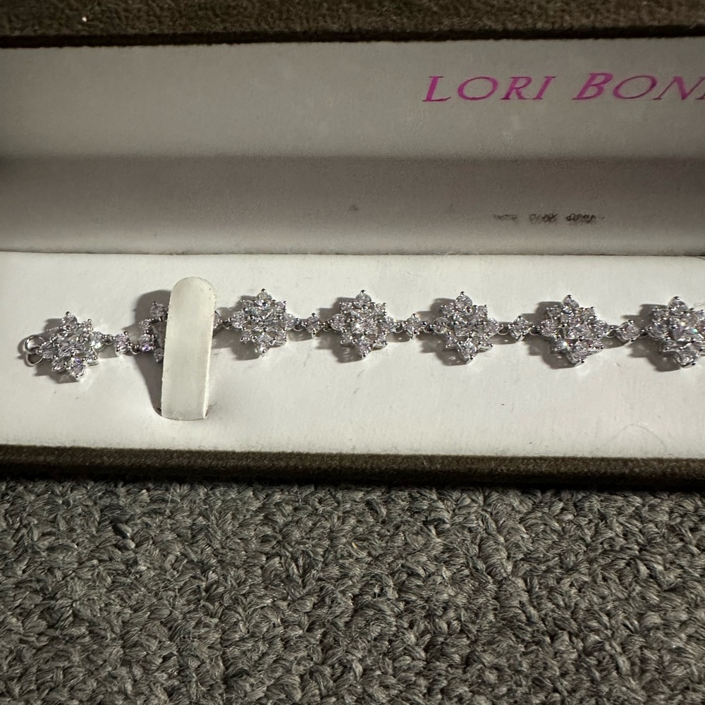 Like new, w tag and box. White gold vermeil faux diamond tennis bracelet
7.75”